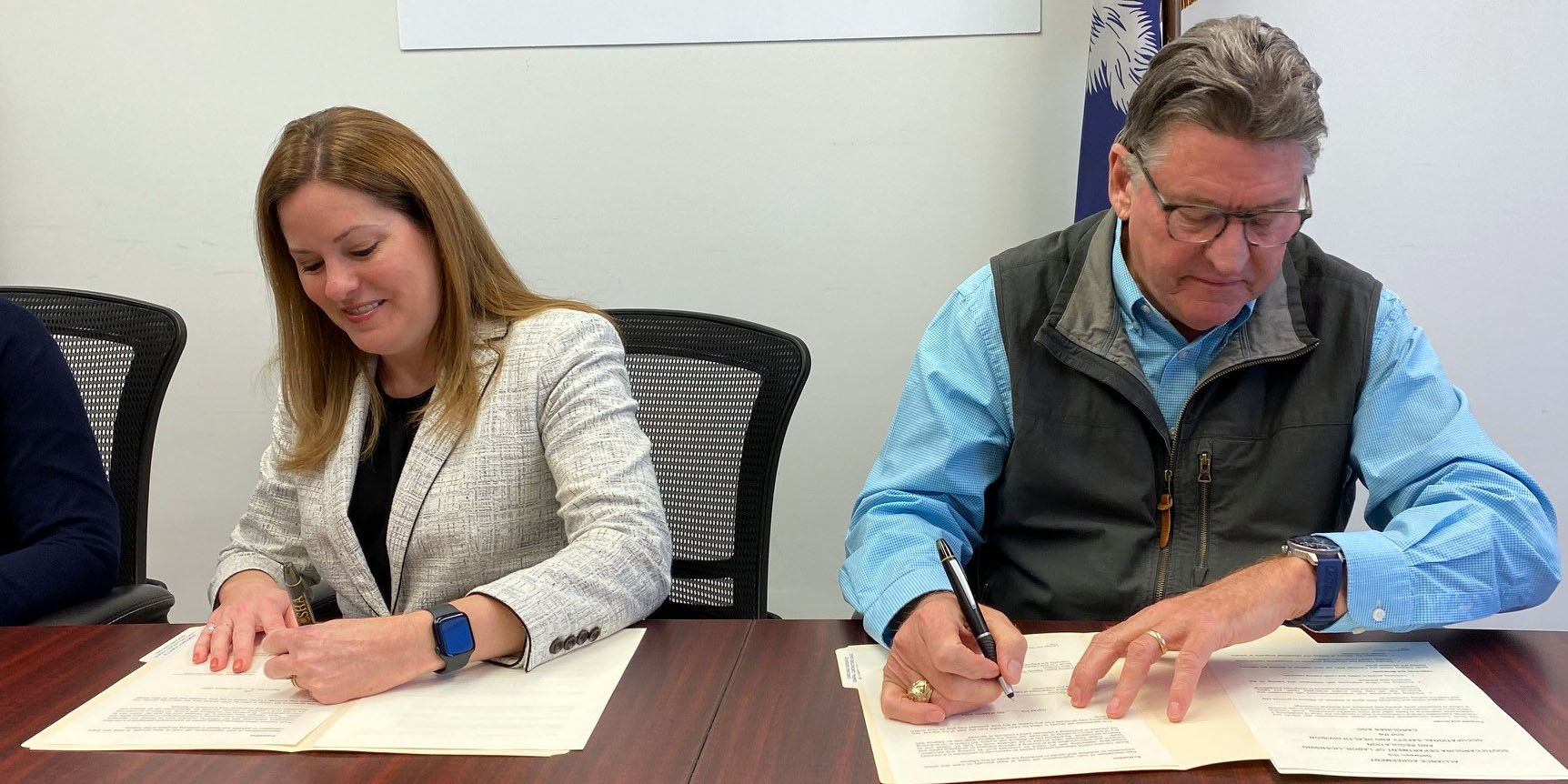 Dave Simpson signs CAGC and SC OSHA Alliance